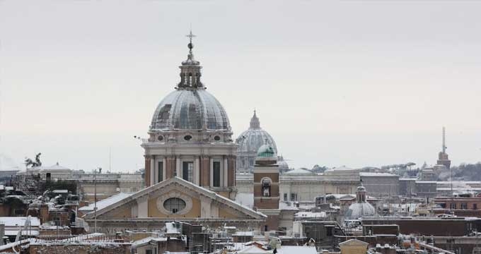 La cupola innevata dalla nevicata di Roma del 2012